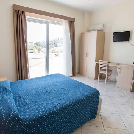 Отель Tourist Чефалу